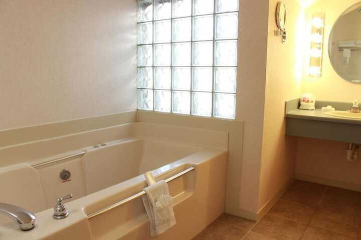 Red Arrow Inn & Suites a Travelodge by Wyndham