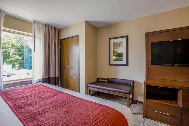 Comfort Suites Fishkill near Interstate 84