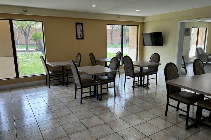 Dining 19 of 20