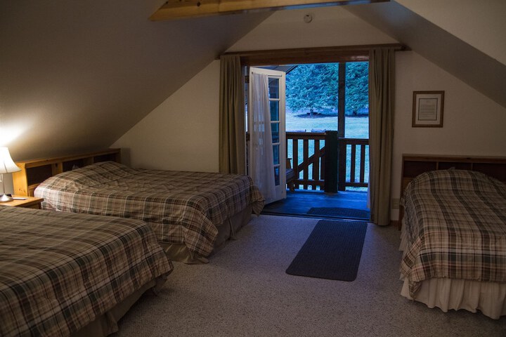 Whittakers Motel & Historic Bunkhouse