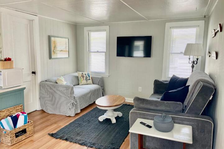 Drop Anchor Cottages and Lake House