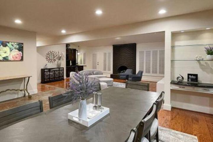 Cheerful 5 Bedroom Home with Heated Pool