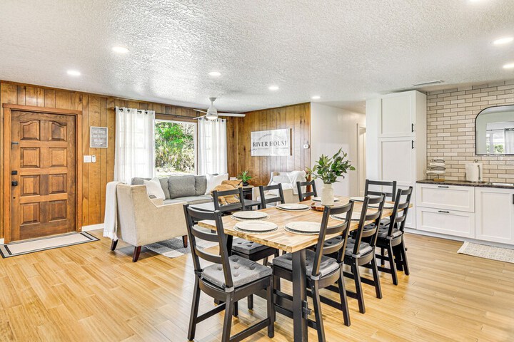 Charming Canalfront Retreat w / Double Boat Slip!