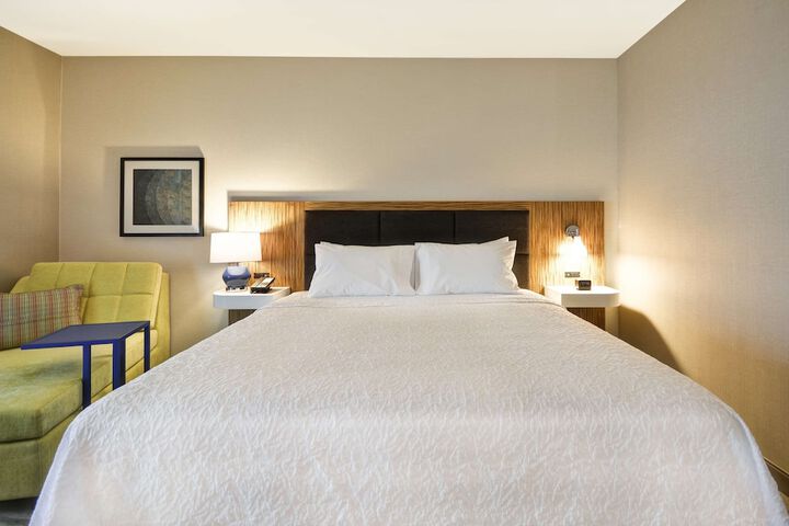 Hampton Inn & Suites Detroit / Warren