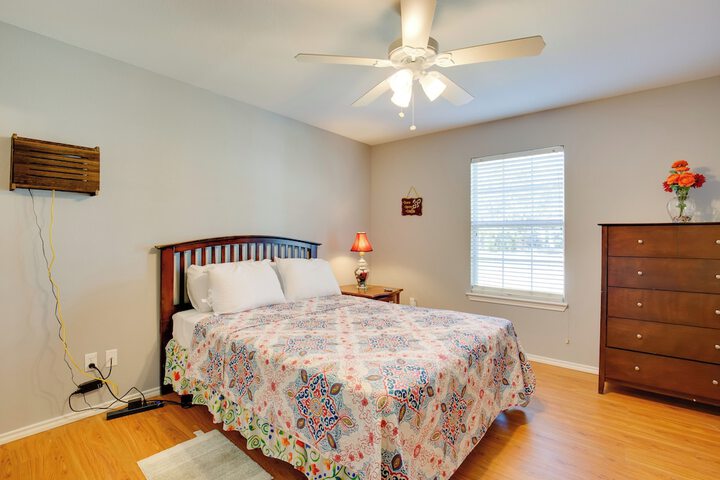 Waterfront Lake Fork Getaway w / Dock Access