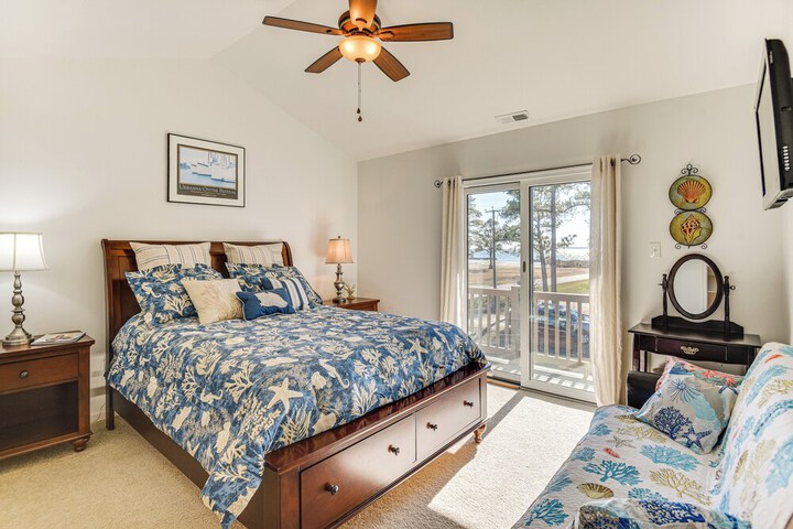 Walk to Beach: Home w / Pool Access in White Stone