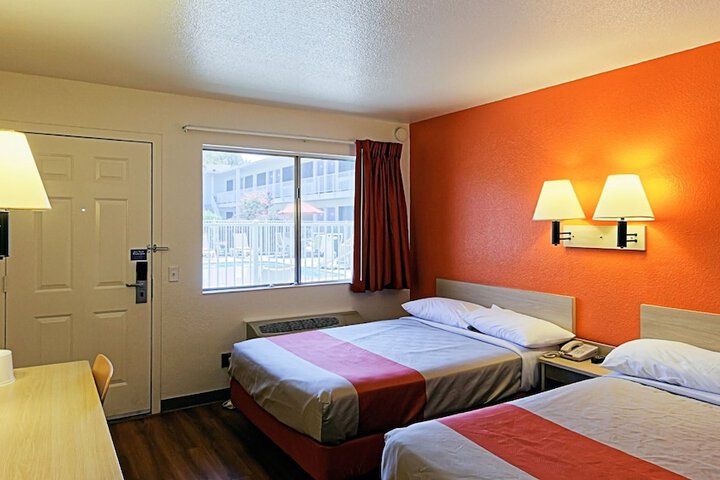 Room 13 of 25