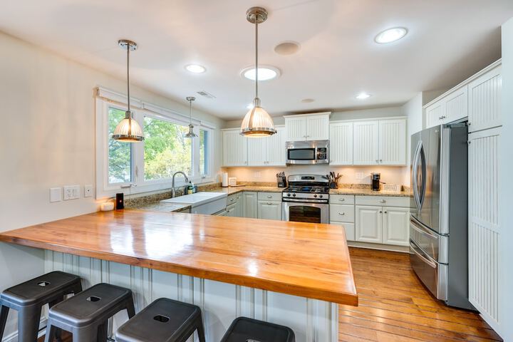 Lakefront Edgerton Cottage w / Deck & Grill!