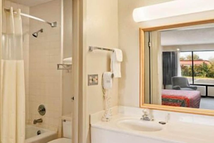 Econo Lodge Inn & Suites Conference Center