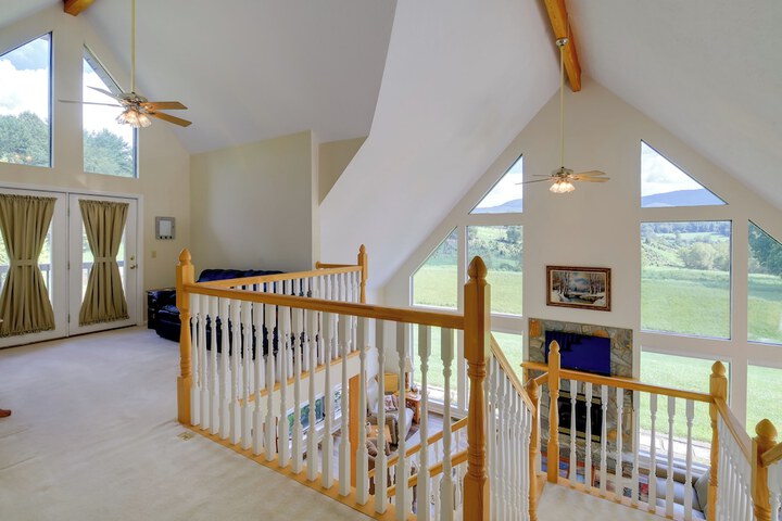 Secluded Mountain City Home w / Deck & Views!