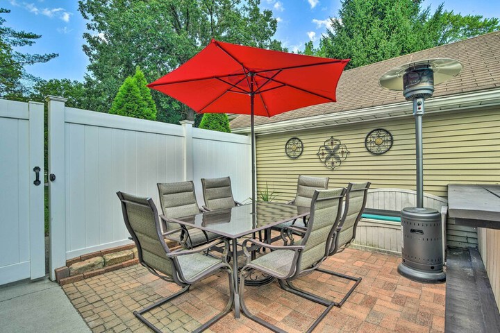 Pet-friendly Taylor Home w / Backyard Oasis!