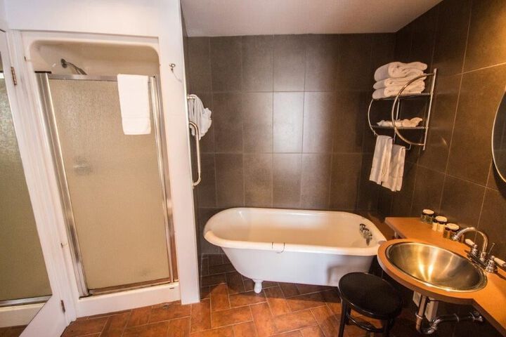 Room 10 of 28