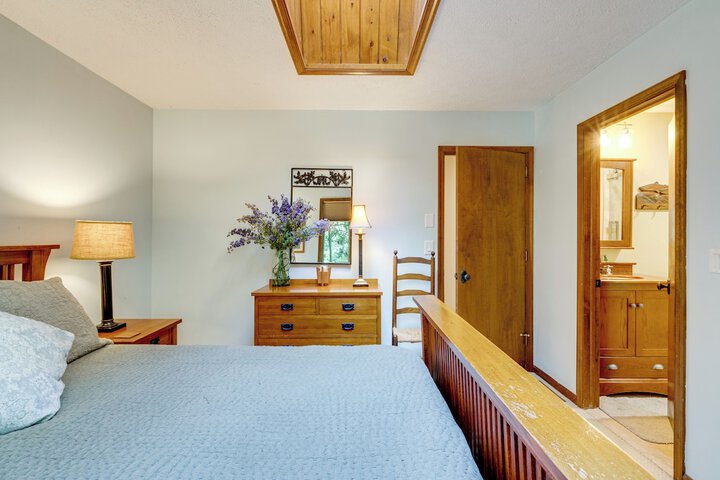 Luxe Poconos Pines Home w / Beach + Amenities!