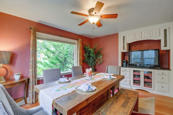 Direct Beach Access: Getaway on Port Orchard!