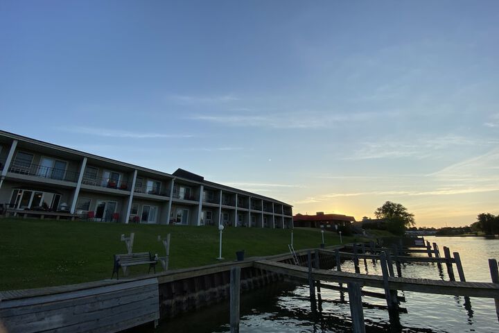 Fleetwood Inn & Suites