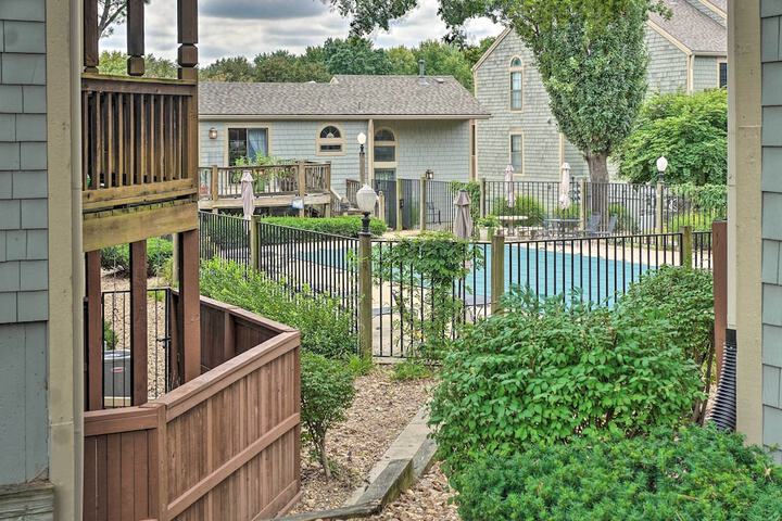 Shawnee Condo 10 Mi to Downtown Kansas City!