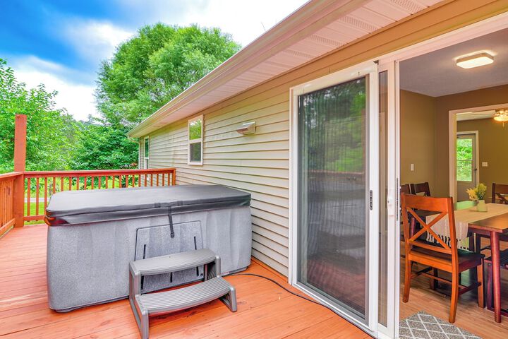 Campton Cottage w / Hot Tub Near Hiking + Climbing