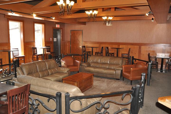 Lounge 28 of 35