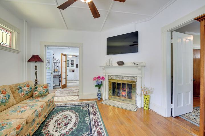 Quaint Beverly Townhome: Walk to Beach & Downtown!
