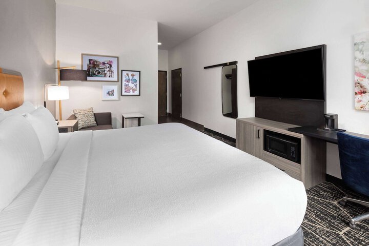 La Quinta Inn & Suites by Wyndham Meridian