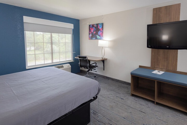 Countryside Inn & Suites