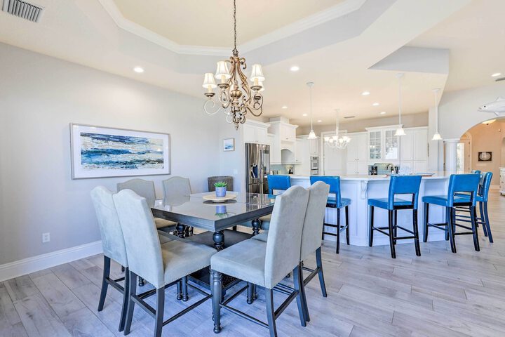 Apollo Beach House w / Private Pool + Hot Tub
