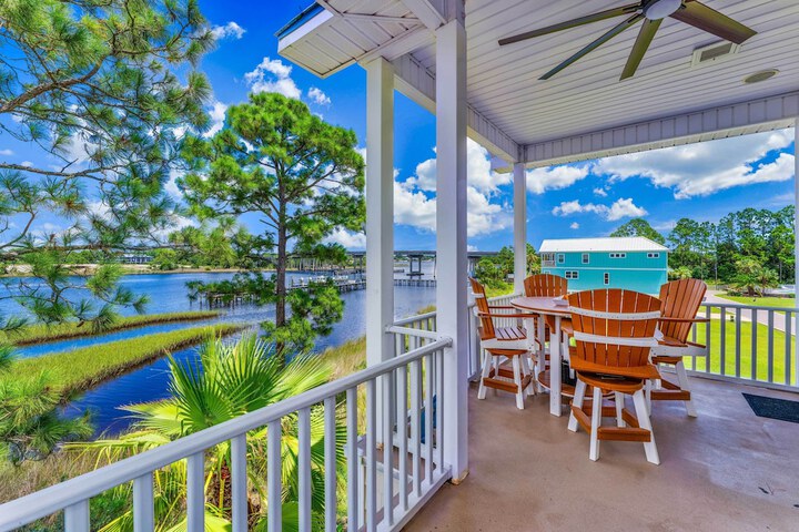 Riverfront Carrabelle Home w / Furnished Patio!