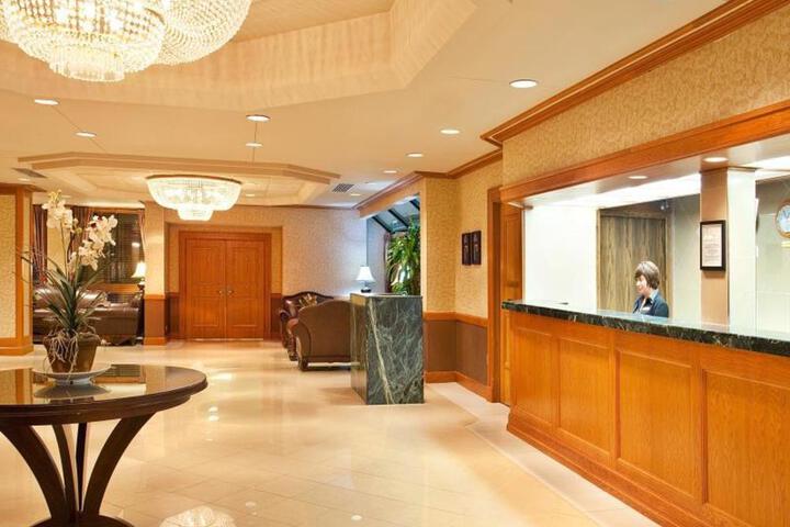 Crowne Plaza Chicago-Northbrook by IHG