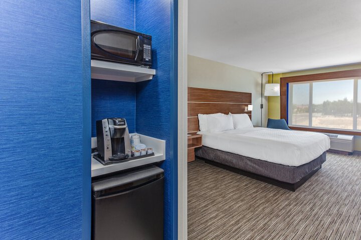 Holiday Inn Express & Suites Elk Grove West I-5 by IHG