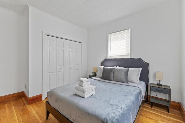 17-19Cozy & Spacious 6BR home in Malden with window AC and free parking