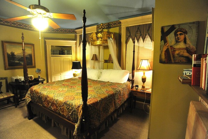 Room 23 of 48