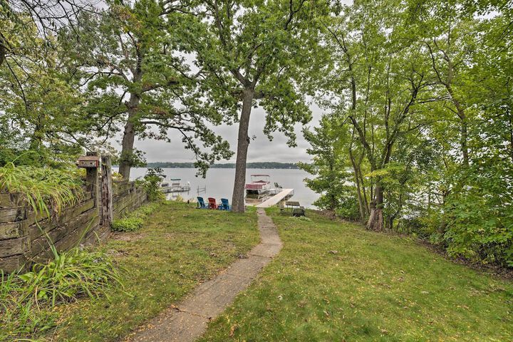 Spacious Lakehouse w / Deck Kayaks, & Dock!