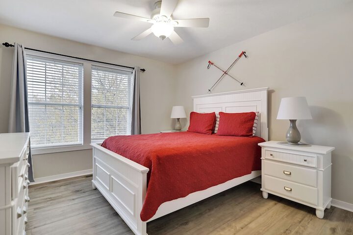 The Nest at Pinecrest by Avantstay Spacious Deck Game Room, Fire Pit