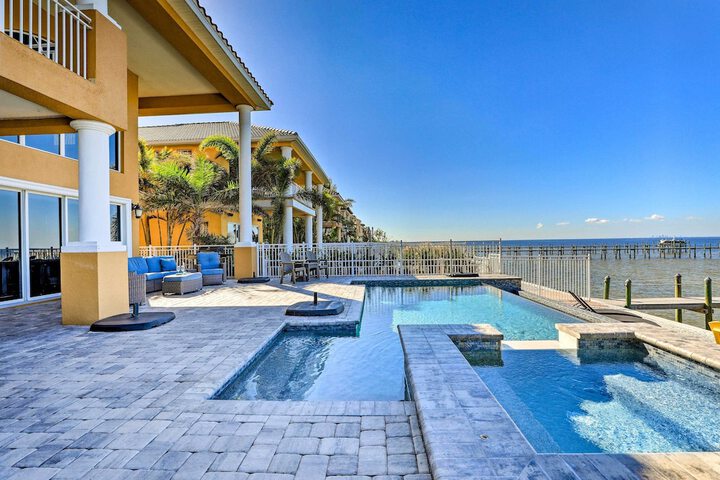 Apollo Beach House w / Private Pool + Hot Tub