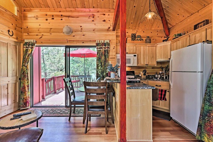 Furnished Deck: Romantic Strawberry / pine Studio!