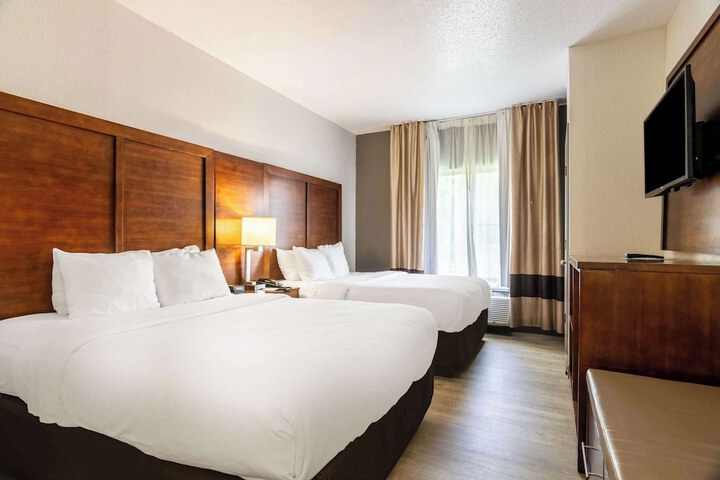 Comfort Suites near I-80 and I-94