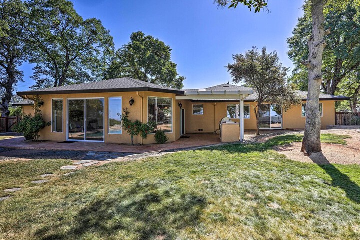 Luxe Auburn Hideaway w / Tennis Court & Views!