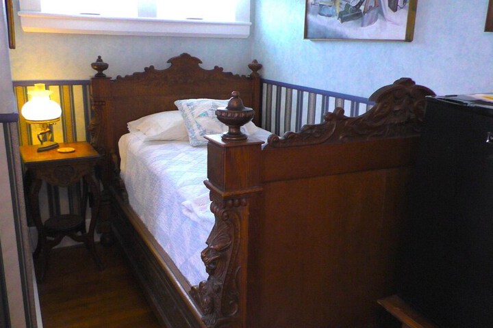 Old Iron Inn Bed and Breakfast