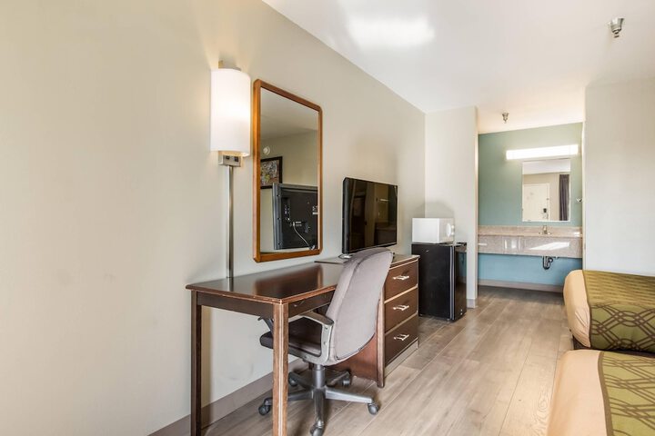 Econo Lodge Inn & Suites Brooks - Louisville South