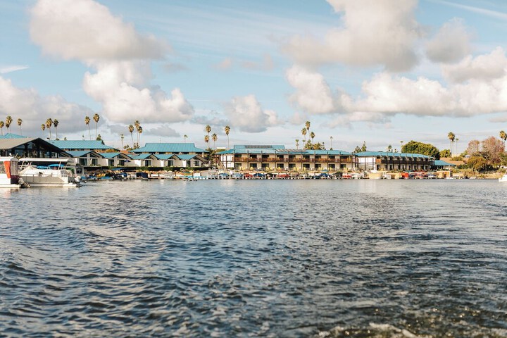 Lakehouse Resort