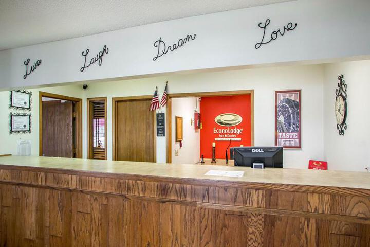Econo Lodge Inn & Suites