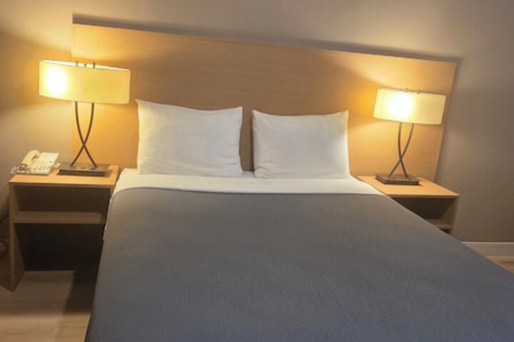 Parkway Motel & European Lodges