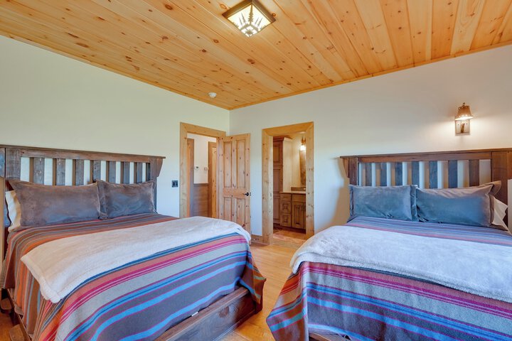 free Spirit Ranch w / Hot Tub & Mountain Views