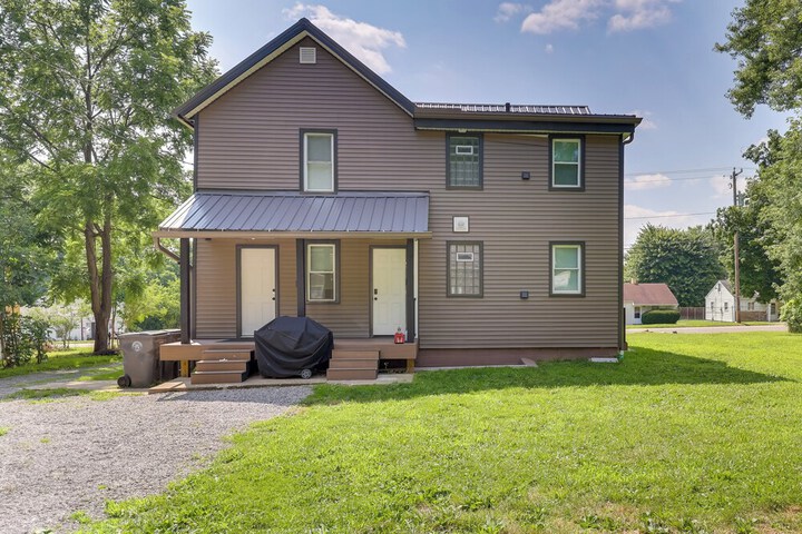 3 Mi to Downtown Youngstown: Apt w / Deck!