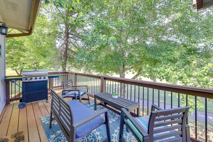 Bella Vista Home w / Deck + Trails: on Golf Course!