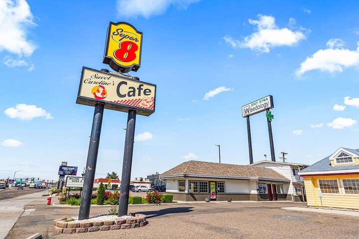 Super 8 by Wyndham Ontario