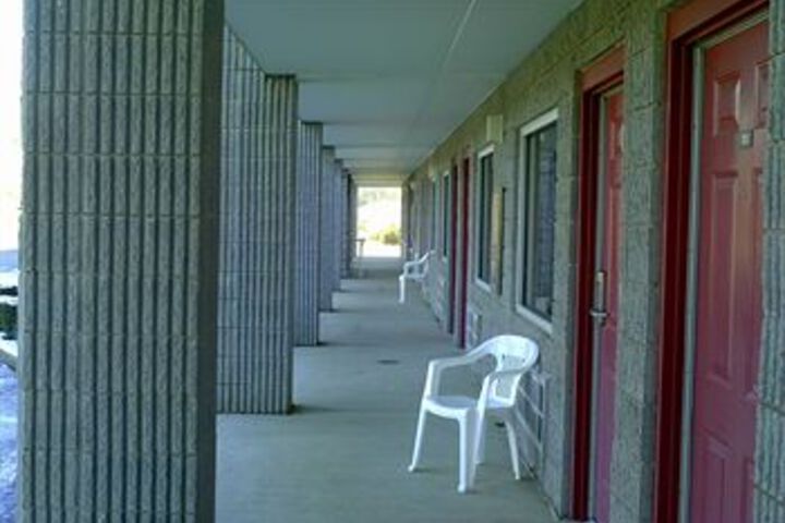 Campton Parkway Inn