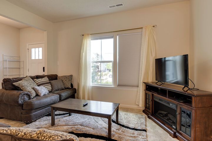 Spacious Home w / Fireplace - Near Golf!