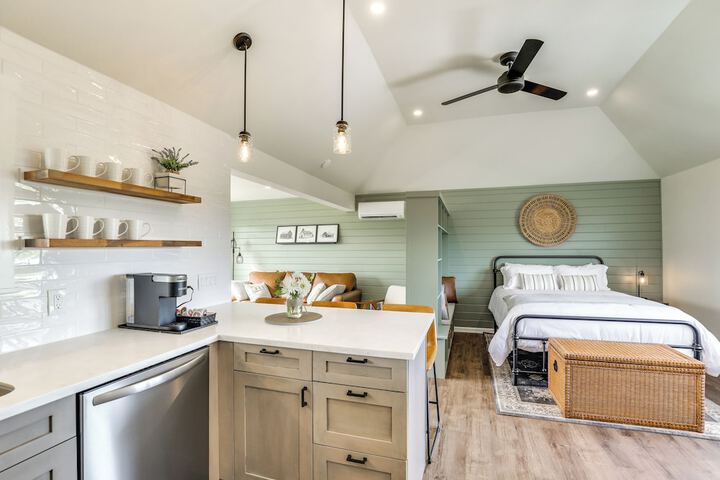 Idyllic Enumclaw Studio w / Mount Rainier Views