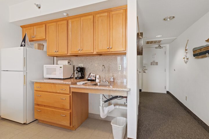 Beach House Inn & Suites